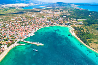 小镇诺瓦利娅海滩海滨分页岛空中视图