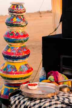 晚上拍摄显示道具黏土制品锅粘土锅菜水壶中等收入国家道具传统的拉贾斯坦舞蹈游客娱乐沙漠营