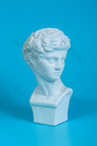 古老的希腊雕塑<strong>大卫</strong>雕塑蓝色的背景