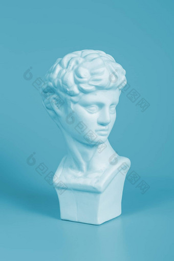 古老的希腊雕塑<strong>大卫</strong>雕塑蓝色的背景