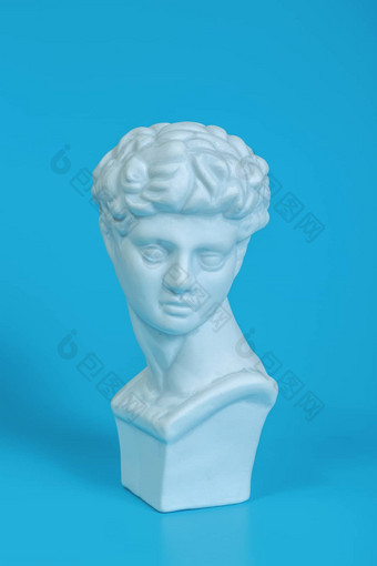 古老的希腊雕塑大卫雕塑蓝色的背景