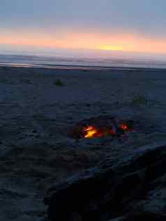 海滩篝火黄昏海洋背景