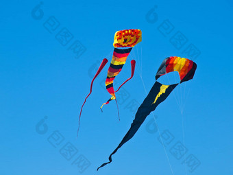 色彩斑斓的风筝飞行明亮的蓝色的天空
