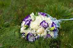 婚礼花束蓝色的白色花
