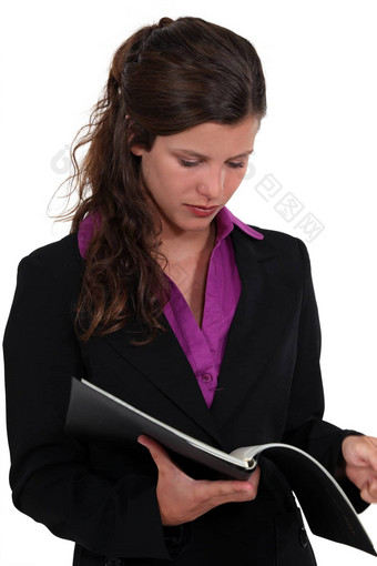 浅黑肤色的女人阅读内容文件夹