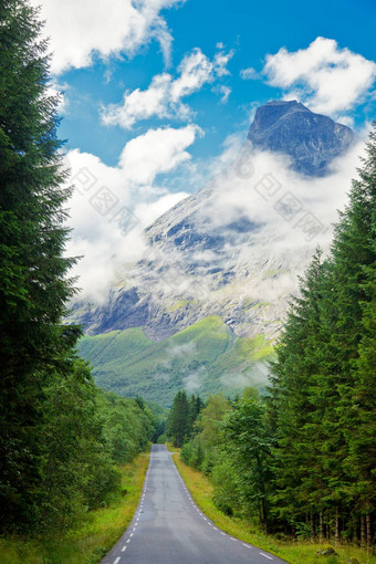 风景优美的山路