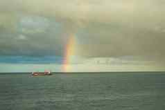 彩虹海雨雷暴色彩斑斓的的观点彩虹背景天空云海地平线货物船