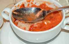 西班牙冷汤汤白色碗勺子焦点边缘talence小深度场