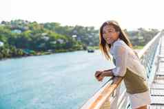 巡航船假期亚洲女人放松甲板享受视图船港口调用城市露西娅岛加勒比快乐休闲旅游女孩热带假期目的地
