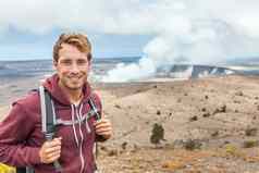 夏威夷火山旅游男人。哈勒毛毛火山口基拉韦厄火山口夏威夷火山国家公园大岛火山云灰火山喷发