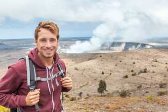 夏威夷火山旅游男人。哈勒毛毛火山口基拉韦厄火山口夏威夷火山国家公园大岛火山云灰火山喷发