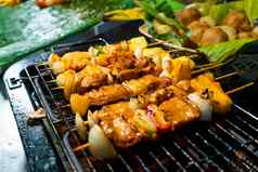 亚洲食物迷你烧烤计数器晚上街食物市场