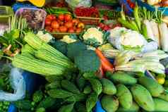新鲜的蔬菜水果绿色计数器街市场