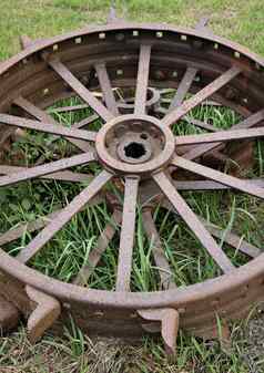 古董金属拖拉机轮胎