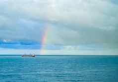 彩虹海雨雷暴色彩斑斓的的观点彩虹背景天空云海地平线货物船