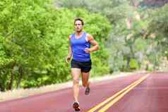 体育运动健身跑步者男人。运行路