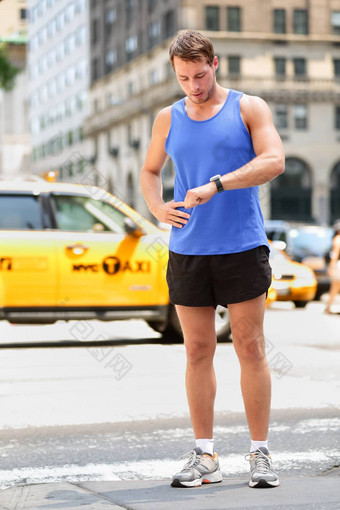 跑步者聪明的看纽约城市