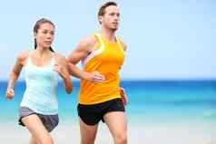 跑步者运行海滩慢跑夫妇