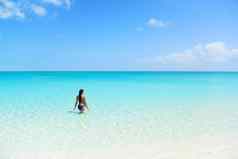 海滩假期比基尼女人游泳蓝色的海洋