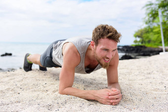参考培训健身男人。板材核心锻炼工作上腹部肌肉适合运动员健身交叉培训外板锻炼沙子海滩