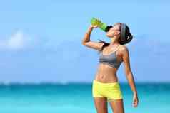 健身跑步者女人喝水体育运动瓶