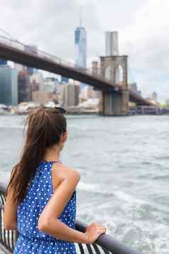 女人布鲁克林桥纽约天际线夏天旅行