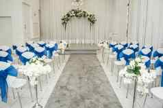 明亮的房间婚礼行客人椅子装饰蓝色的布