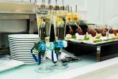 香槟眼镜装饰蓝色的丝带花节日宴会表格婚礼庆祝活动