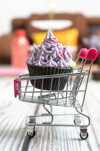 漂亮的冰蛋糕紫色的结霜黑色的巧克力
