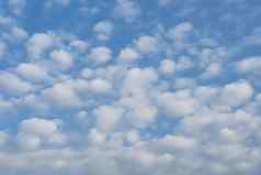 云蓝色的天空背景设计元素潘通色卡经典蓝色的