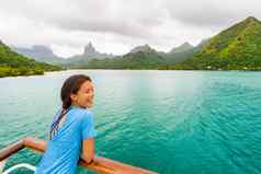 塔希提岛巡航船旅行假期女人阳台游艇旅行异国情调的大洋洲冒险