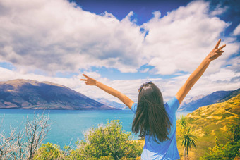 新西兰旅行旅游热快乐旅游女人标志手仍然湖景观夏天目的地冒险年轻的女孩兴奋旅行世界