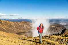 新西兰汤加里罗高山穿越徒步旅行长途跋涉徒步旅行者女人袋户外夹克踩火山蒸汽通风口fumaroles背景夏天旅行假期冒险徒步旅行女孩徒步旅行