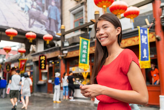 中国食物市场旅游女人走电话北京胡同街旅行假期冒险城市生活方式年轻的亚洲女孩亚洲夏天旅行目的地女孩旅行亚洲唐人街