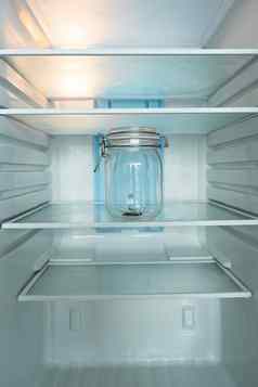 蟑螂玻璃Jar空冰箱贫困缺乏食物概念