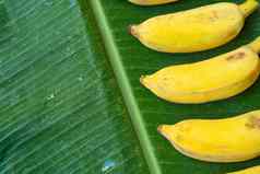 平躺布局黄色的香蕉绿色香蕉叶生态食物