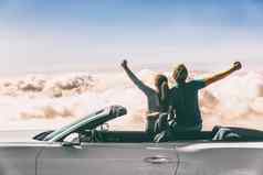 快乐车路旅行夫妇自由夏天旅行假期开车可转换体育车感觉兴奋赢得免费的