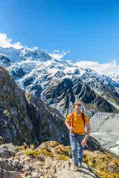 徒步旅行徒步旅行者男人。踩新西兰山高山徒步旅行生活方式登山游览雪封顶山景观