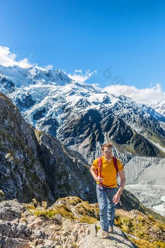 <strong>徒步</strong>旅行<strong>徒步</strong>旅行者男人。踩新西兰山高山<strong>徒步</strong>旅行生活方式登山游览雪封顶山景观