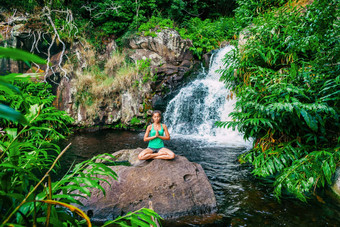 瑜伽女人冥想瀑布郁郁葱葱的森林考艾岛夏威夷精神上的女人祈祷纳马斯特宁静的宁静冥想自然