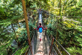 加拿大旅行<strong>旅游</strong>女人走著名的吸引力capilano悬架桥北温哥华英国哥伦比亚加拿大假期<strong>目的地旅游</strong>