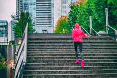 跑步者运行楼梯雨运行温哥华城市楼梯有氧运动锻炼慢跑者培训
