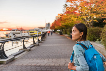 温哥华城市城市生活方式人港口英国哥伦比亚女人旅游学生背包城市在户外享受秋天季节