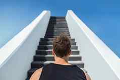 健身男人。之前楼梯攀爬挑战跑步者运行楼梯有氧运动目标重量损失选择健康的生活方式男人。选择困难路径