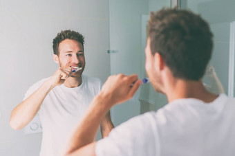 刷牙牙齿男人。镜子首页浴室牙刷早....例程清洁牙科口服护理