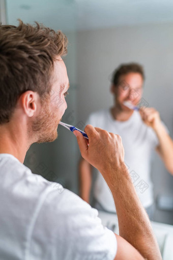 男人。刷牙牙齿早....浴室镜子牙刷牙膏首页生活方式牙科卫生护理口服健康