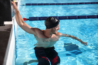 游泳运动员体育运动运动员男人。开始竞争比赛游泳池准备好了游泳动机浓度培训