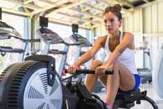 锻炼女人交叉培训锻炼有氧运动划船机健身健身房亚洲女孩工作