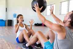 适合人扔医学球健身健身房夫妇活动交叉培训核心锻炼锻炼合作伙伴朋友
