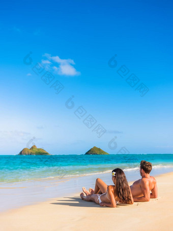 海滩假期夫妇放松日光浴夏威夷热带海滩lanikai瓦胡岛夏威夷美国美国人夏天假期太阳晒黑说谎沙子